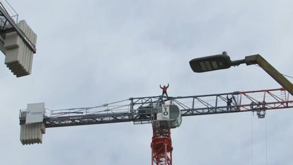 Hombre pone en riesgo su vida en protesta sobre grúa en Las Condes
