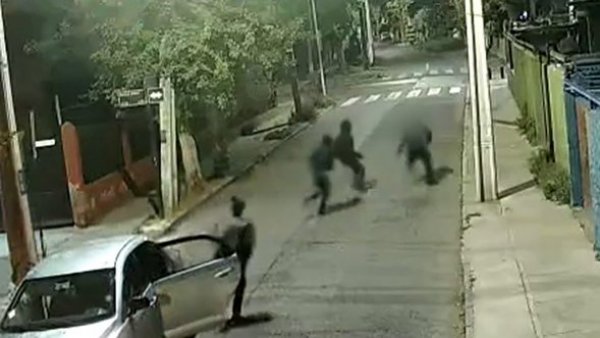VIDEO | Delincuentes atacan con un martillo a sujeto en violento asalto