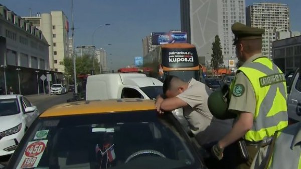 Lo sorprendieron con el taxímetro adulterado y comenzó a llorar frente a Carabineros
