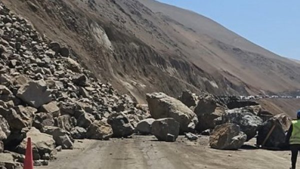 Corte de ruta y peligro de desabastecimiento: Derrumbe de rocas generan problemas de conexión en Arica
