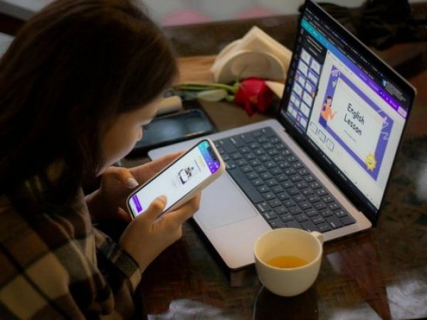 Inglés avanzado. Chica estudiando inglés.