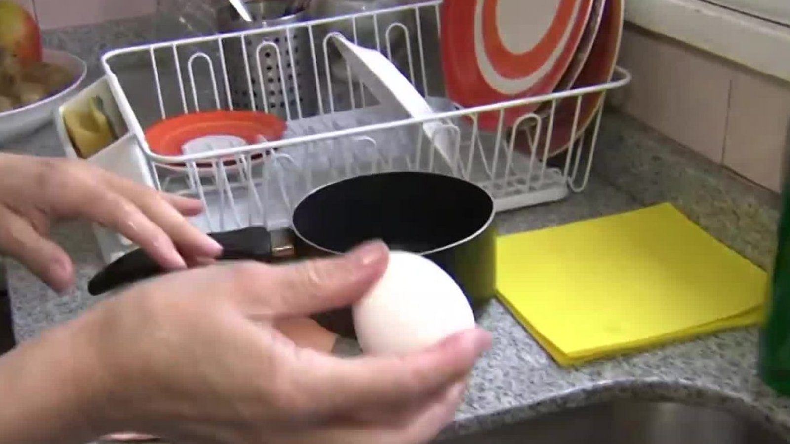 La importancia de lavar los huevos antes de cocinar
