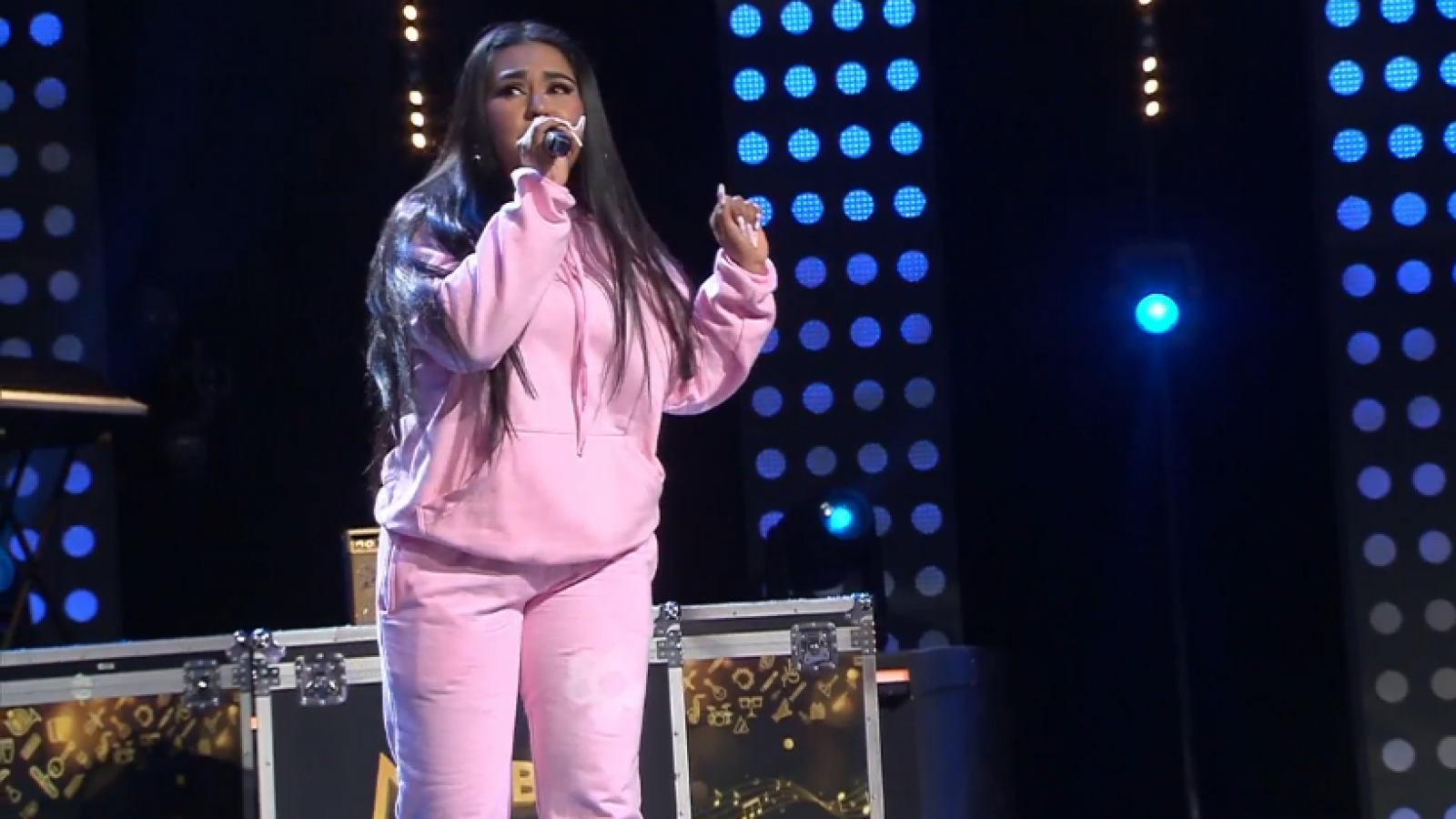 "Not Steady": así fue la presentación de Carmen como Paloma Mami
