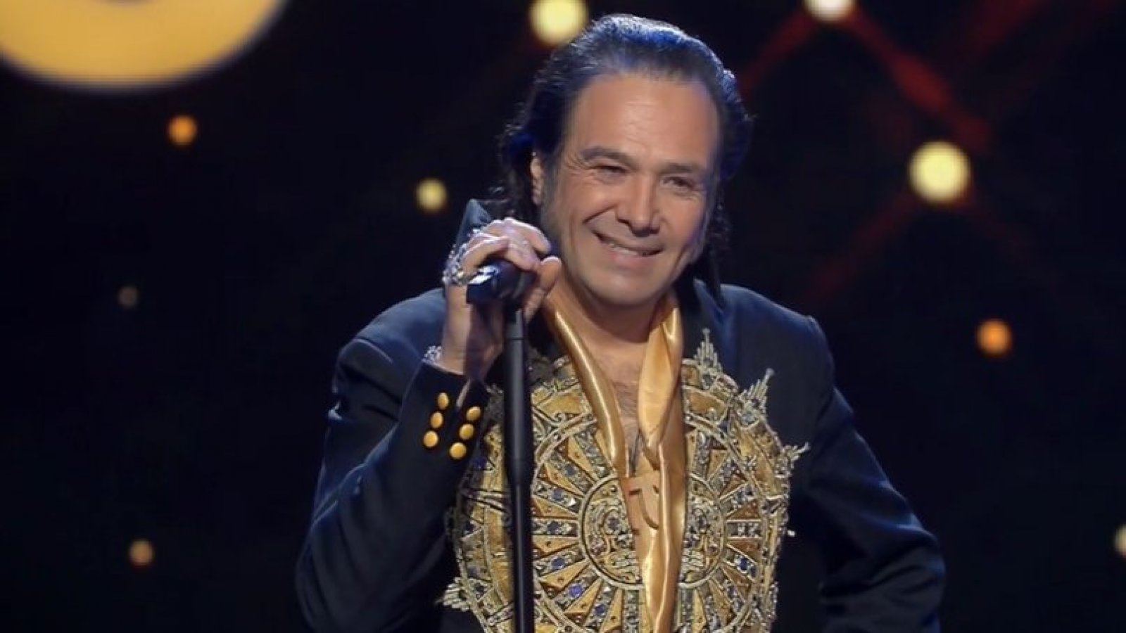 ¡Con toda la actitud! Rodrigo deslumbra como Elvis Presley
