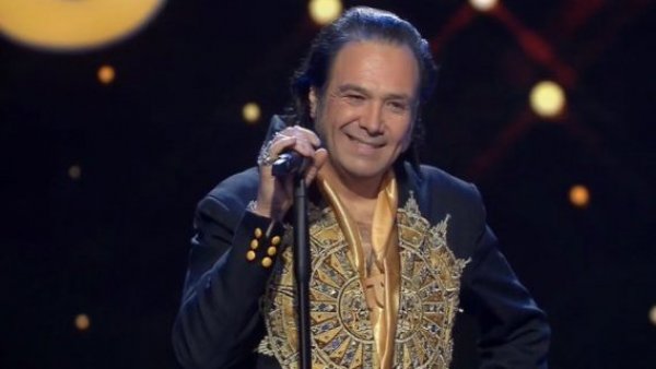 ¡Con toda la actitud! Rodrigo deslumbra como Elvis Presley
