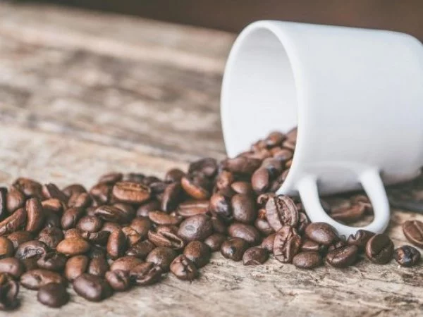 Café. Taza. Granos de café.