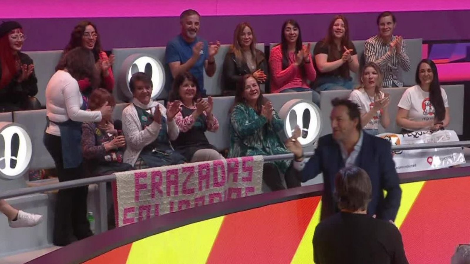 "¡Es un huevito!": Daniel Fuenzalida es sorprendido con regalo hecho con lana
