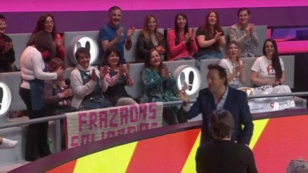 "¡Es un huevito!": Daniel Fuenzalida es sorprendido con regalo hecho con lana
