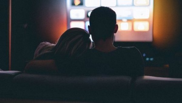 Horario para adultos en la televisión chilena comenzará a las 21.00 horas
