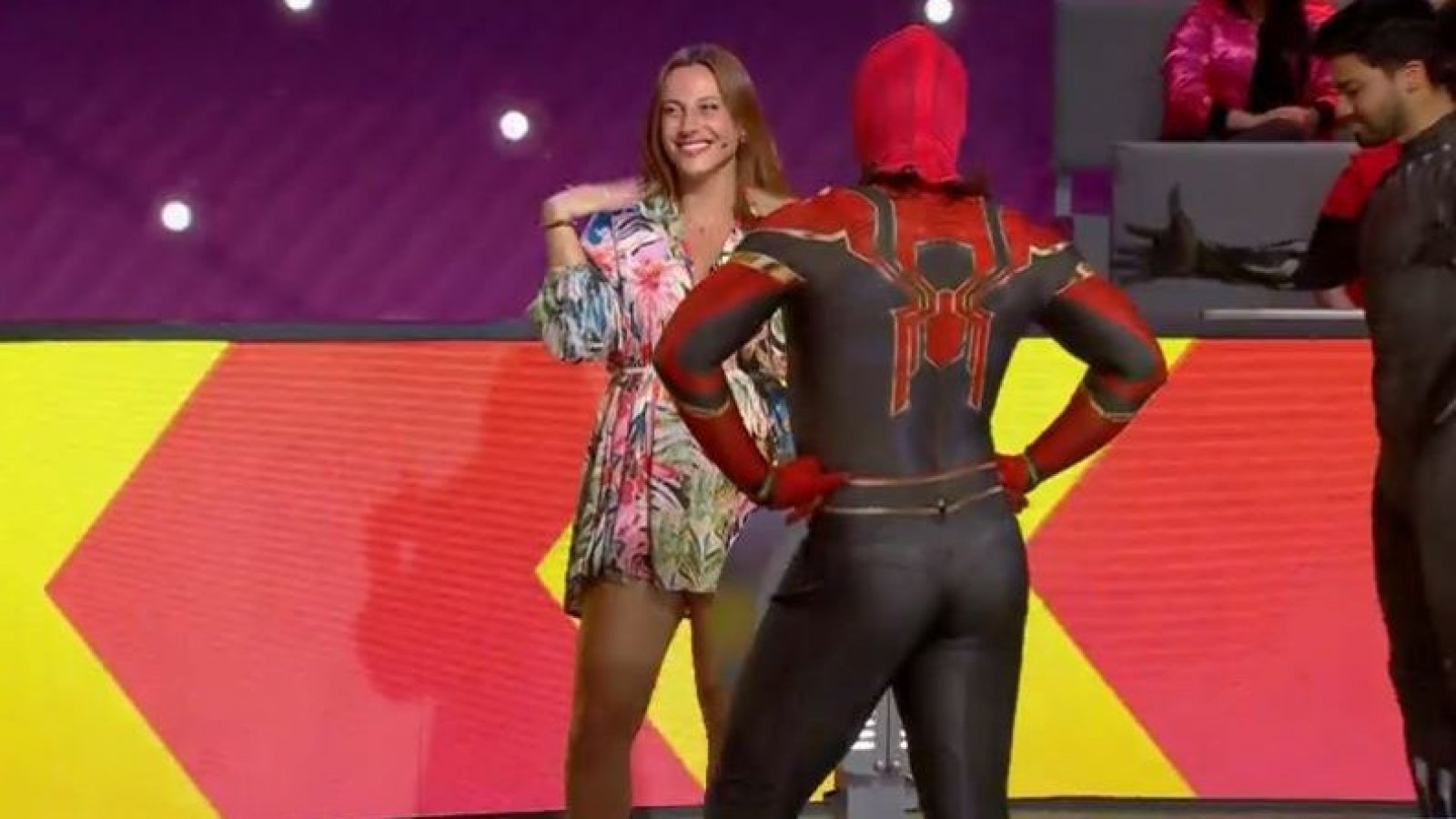 Le hicieron sensual baile: Trinidad es flechada por Spiderman y Pantera Negra
