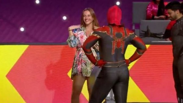 Le hicieron sensual baile: Trinidad es flechada por Spiderman y Pantera Negra
