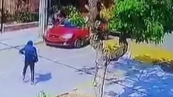 "Lo abrazó para que no le pegara": Prima de víctima relata violento asalto de Independencia
