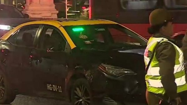 Detienen a taxista que intentó atropellar a carabinero en la Alameda
