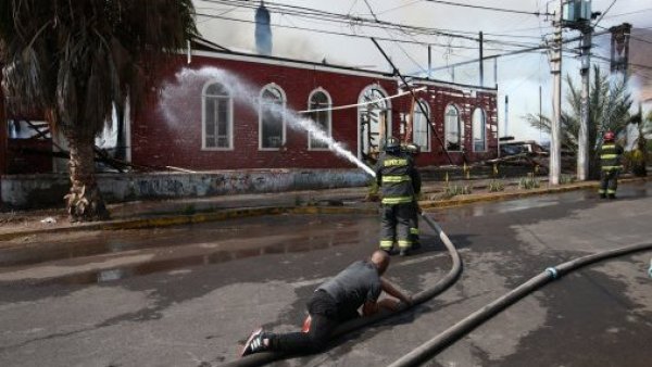 Incendio destruye histórica Iglesia San Francisco de Iquique
