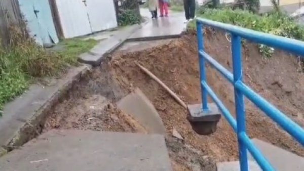 Vecinos de Lota por socavón en su barrio: "No seremos Viña pero merecemos la misma atención"
