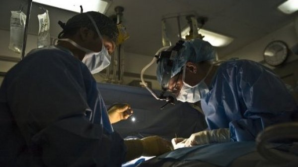 Da a luz la primera mujer en el mundo operada de un tumor en el cráneo durante el embarazo
