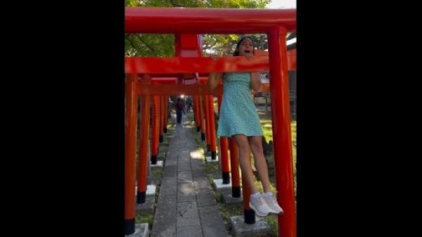 "Estúpida extranjera": Chilena es cancelada por incivilidad en santuario de Japón
