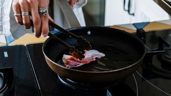 ¿Lo utilizas para cocinar?: Expertos advierten sobre los riesgos del teflón
