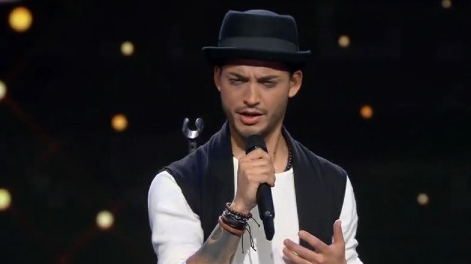 "Cerré los ojos y lo vi": Franco se luce como Ricardo Arjona
