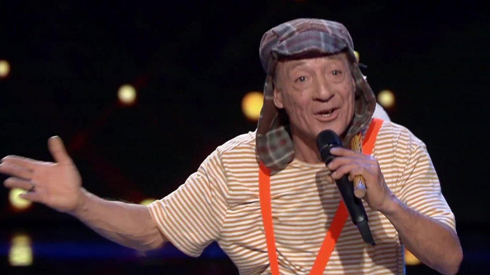 ¡El Chavo del Ocho visita el escenario de Mi nombre es!
