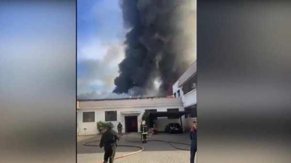 Incendio consume fábrica de colchones en Independencia
