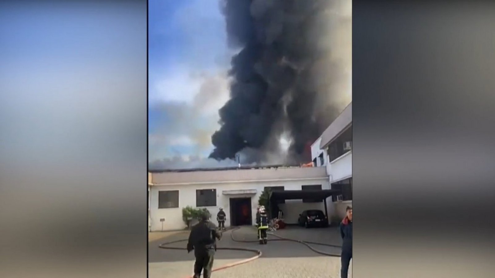 Incendio consume fábrica de colchones en Independencia
