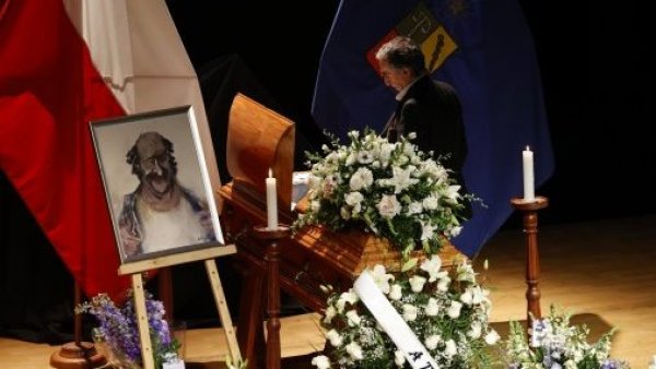 Skármeta, el filósofo comprometido y enamorado del cine, encumbrado por un cartero
