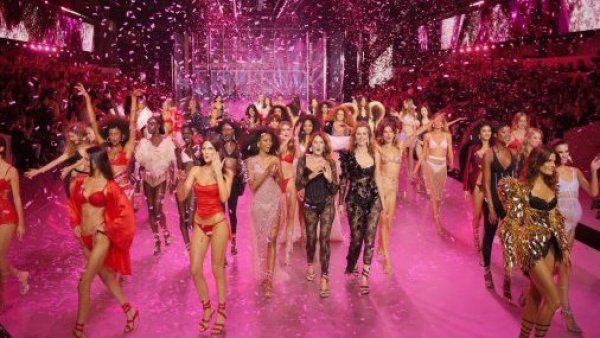 Con Adriana Lima y Tyra Banks: Victoria's Secret realizó su primer desfile luego de seis años
