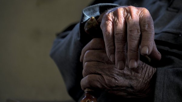 Investigación revela desde cuándo comienza a sentirse el "olor a viejo"
