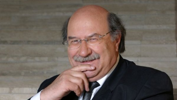 TVN rinde homenaje a Antonio Skármeta con programa especial conducido por Eduardo Fuentes
