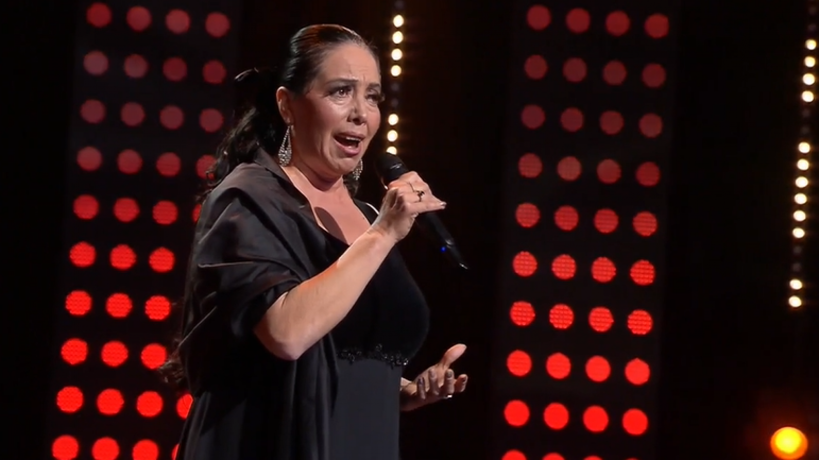 "Nunca es tarde para cumplir un sueño": Isabel busca deslumbrar como Isabel Pantoja.
