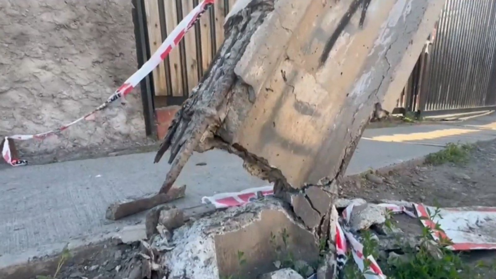 Poste en mal estado amenaza a vecinos con caer sobre sus casas
