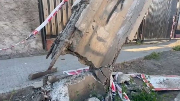Poste en mal estado amenaza a vecinos con caer sobre sus casas
