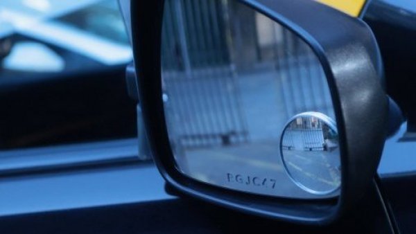 El 34% de los vehículos ya tiene su patente grabada en vidrios y espejos

