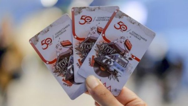 Metro presenta tarjeta Bip en conmemoración de sus 50 años de existencia
