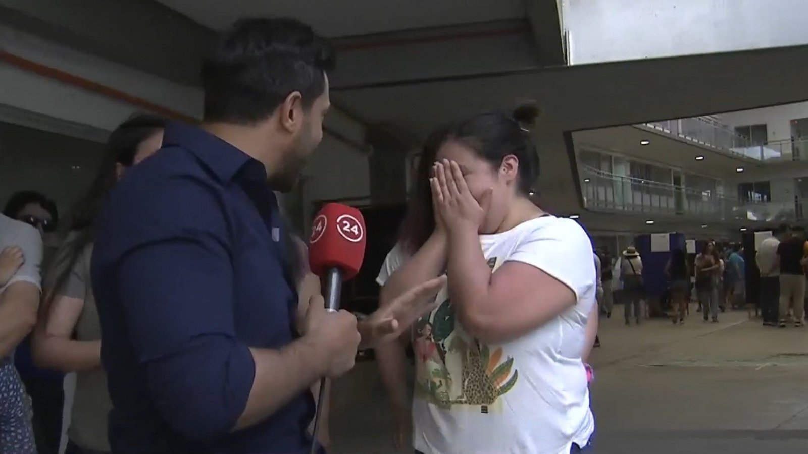 "Te andábamos buscando": Votantes sorprenden por su gran fanatismo a Simón Oliveros
