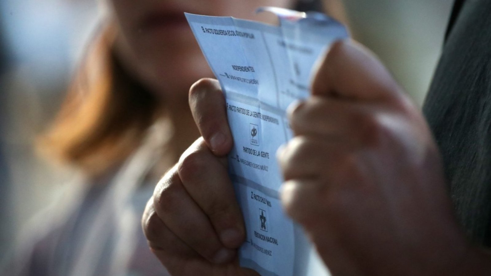 Hombre rompió el voto, lo tiró a la basura y fue detenido en Iquique
