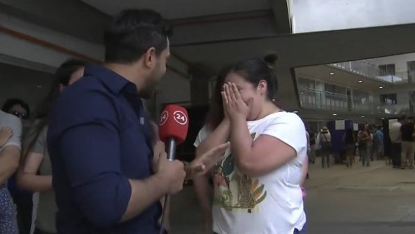 "Te andábamos buscando": Votantes sorprenden por su gran fanatismo a Simón Oliveros
