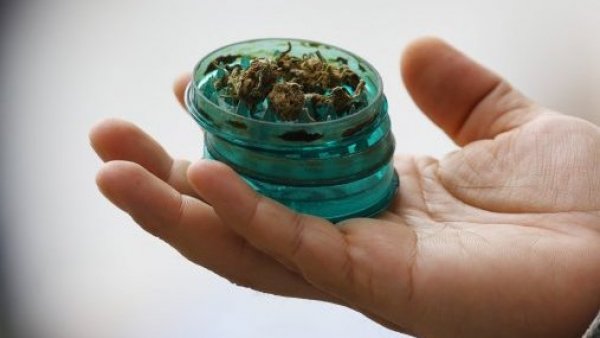 Iquique: delegado detenido por consumo de marihuana en centro de votación
