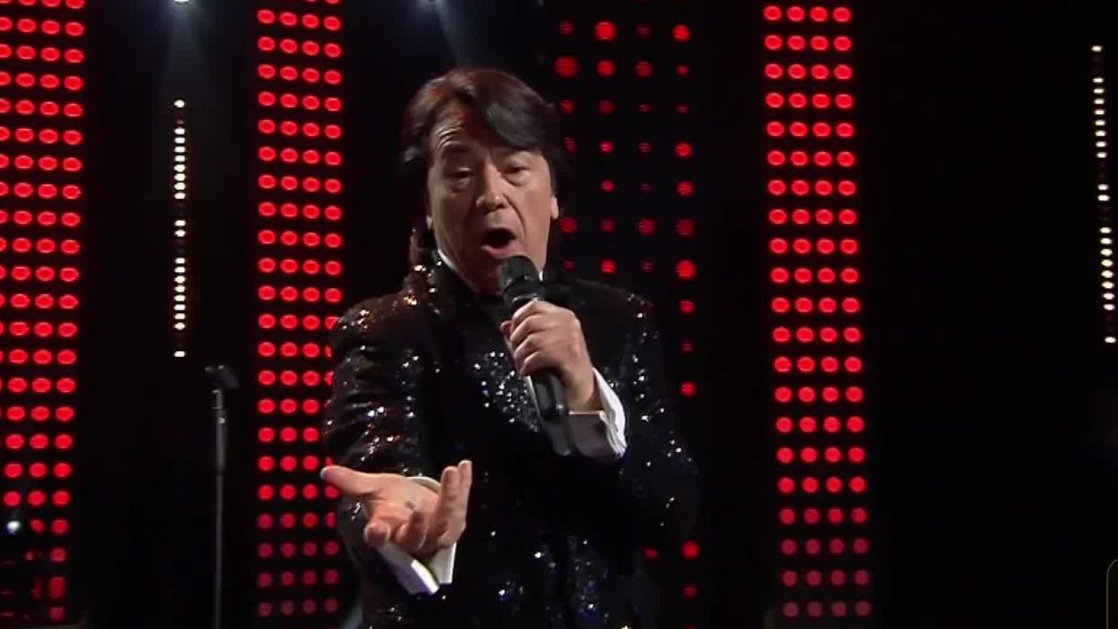 Raphael lo deja todo en el escenario con su clásico "En carne viva"
