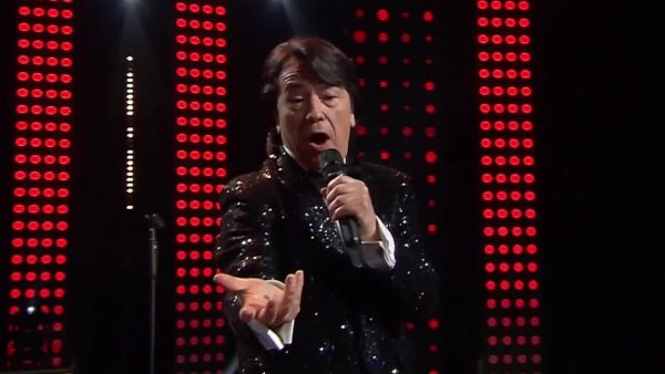 Raphael lo deja todo en el escenario con su clásico "En carne viva"
