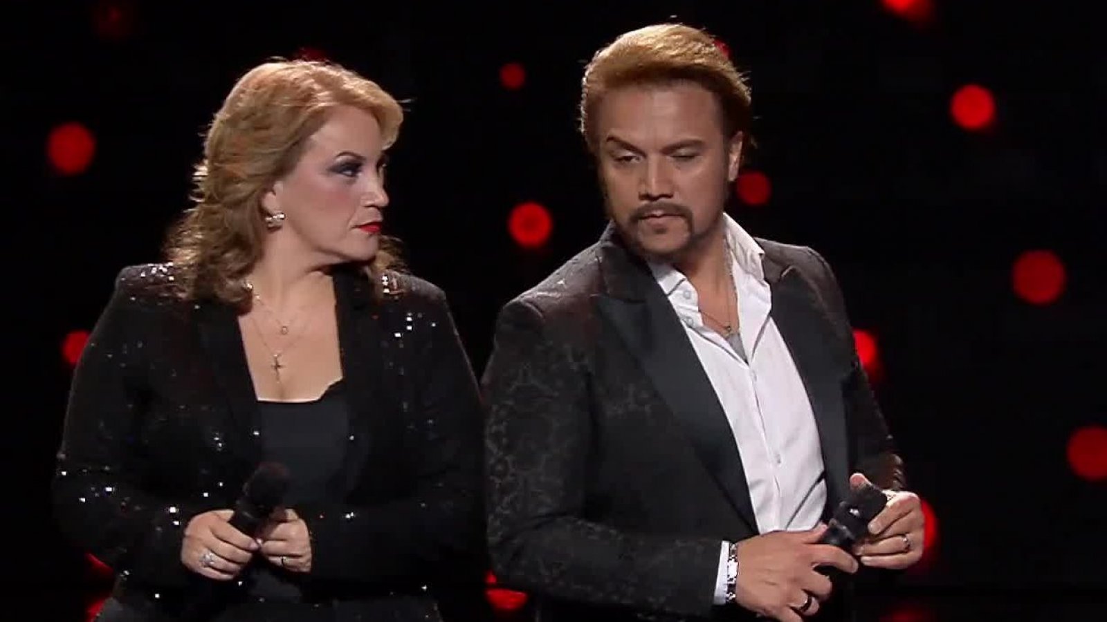 Pimpinela encanta con "Una estúpida más"
