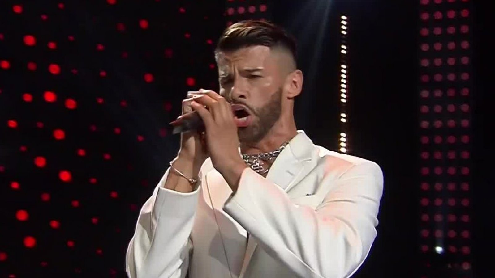 Ricky Martin trae su "Fuego de noche"
