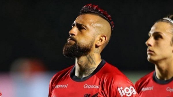 Arturo Vidal habría sido trasladado a comisaría de Vitacura tras denuncia por agresión sexual
