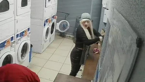 Drama en edificio de Santiago: Mujer no paga arriendo, roba y amenaza a sus vecinos
