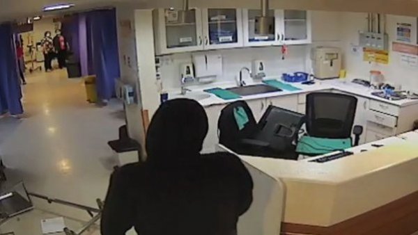 Exigía atención para su hijo: madre agredió a funcionarios en hospital de Concepción
