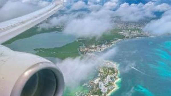 Pasajero intenta abrir una puerta de un avión en pleno vuelo
