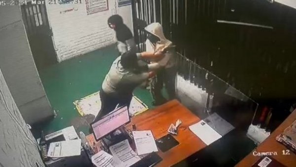 <p>Fuga. La Pintana. </p>Video capta a cuatro detenidos fugándose de una comisaría en La Pintana

