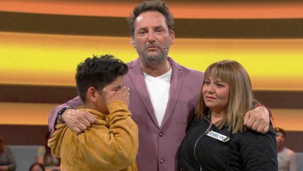 "Yo te voy a regalar un pasaje a ti para que vayan los dos a ver al papá": El emotivo gesto de Daniel Fuenzalida en "Ahora Caigo"
