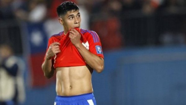 Preocupación en la Roja: Darío Osorio salió lesionado en derrota del Midtjylland
